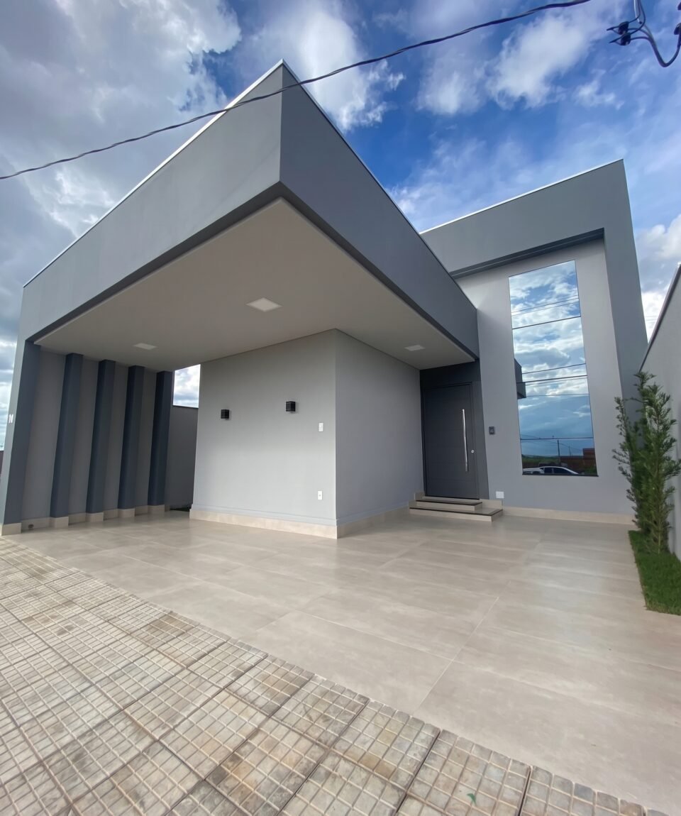 Fachada contemporânea da Casa Cinza no Villa Segura