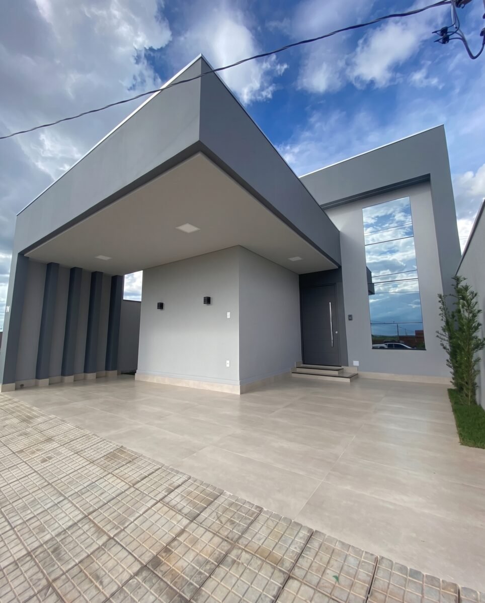 Fachada contemporânea da Casa Cinza no Villa Segura