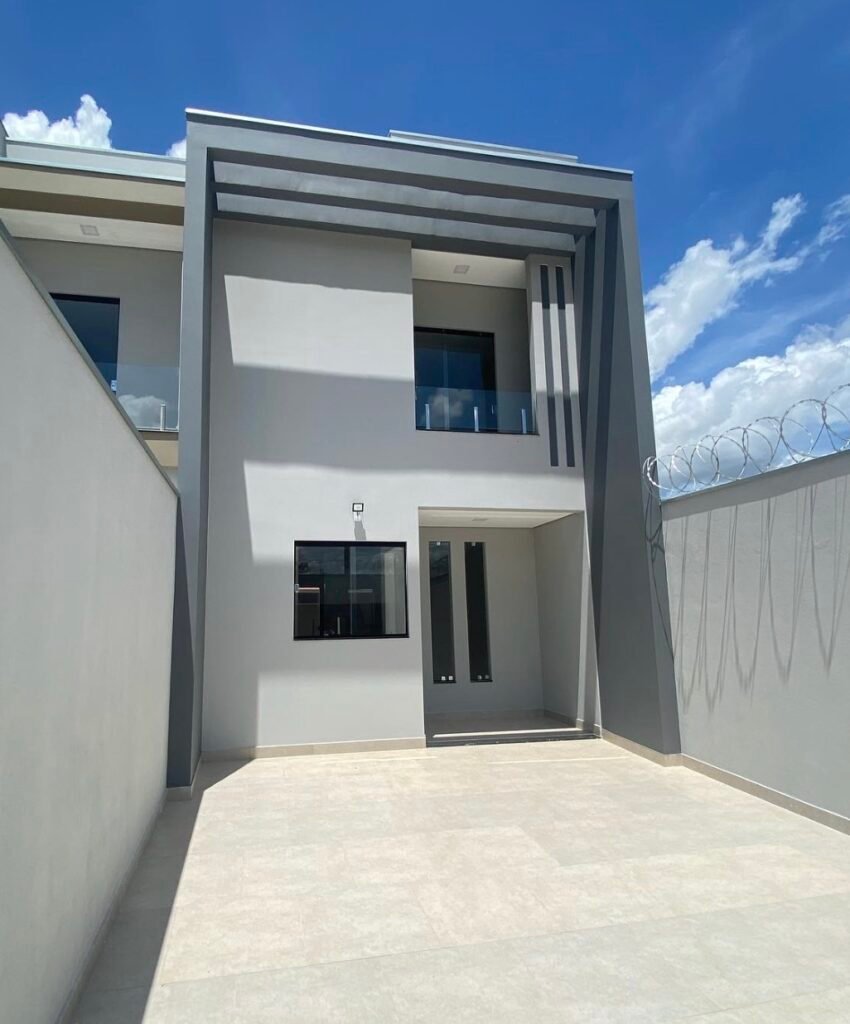 Fachada da Casa Jardim Liberdade em tons claros e cinza