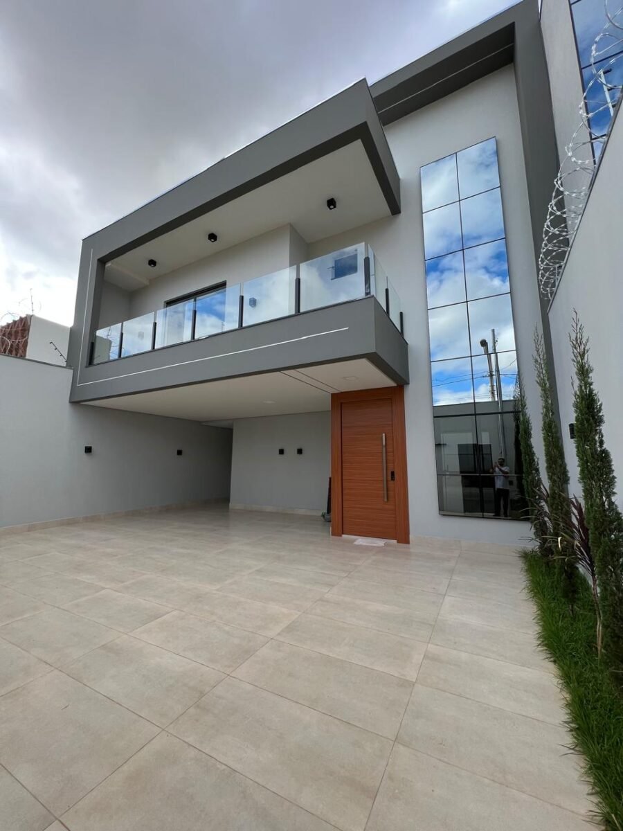 Casa Ibituruna Athenas — Fachada do sobrado, varanda envidraçada e entrada em tom amadeirado
