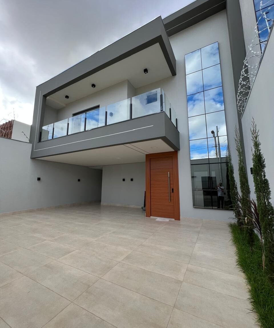 Casa Ibituruna Athenas — Fachada do sobrado, varanda envidraçada e entrada em tom amadeirado