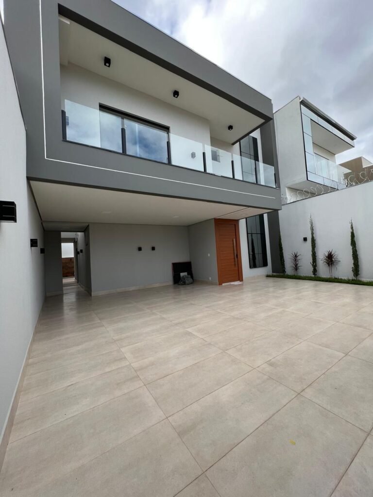 Casa Ibituruna Athenas — Pátio frontal, garagem coberta e jardim lateral