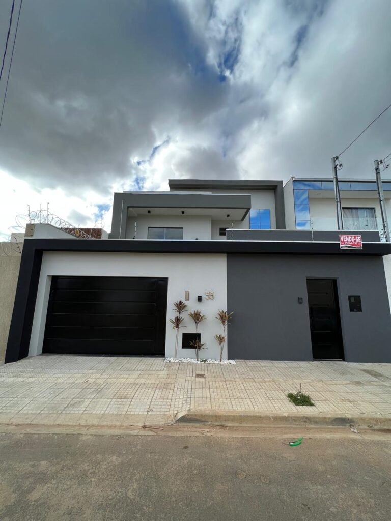Casa Ibituruna Athenas — Vista externa com portões e composição da fachada