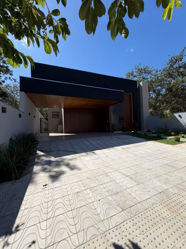 Mansão Pampulha Tennis — Fachada com jardim e acabamentos amadeirados