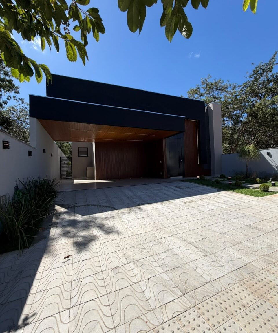Mansão Pampulha Tennis — Fachada com jardim e acabamentos amadeirados