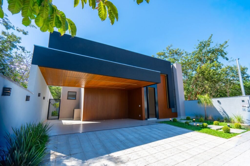 Mansão Pampulha Tennis — Vista angular da fachada e garagem coberta