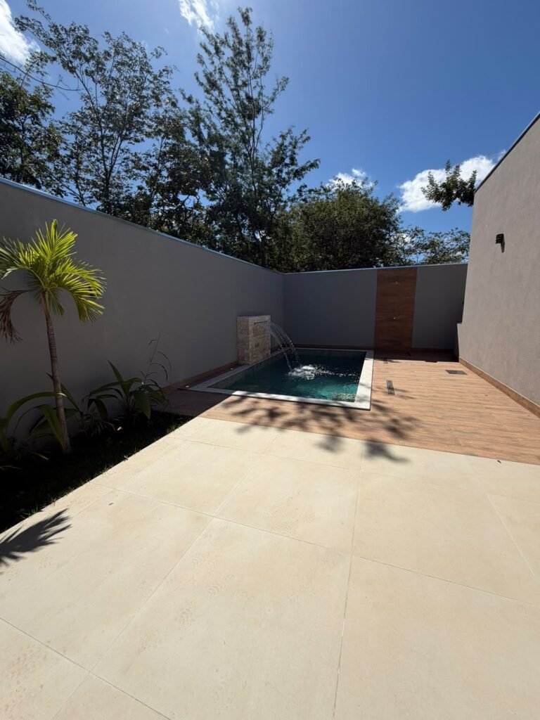 Mansão Pampulha Tennis — Piscina com cascata, ducha e área externa