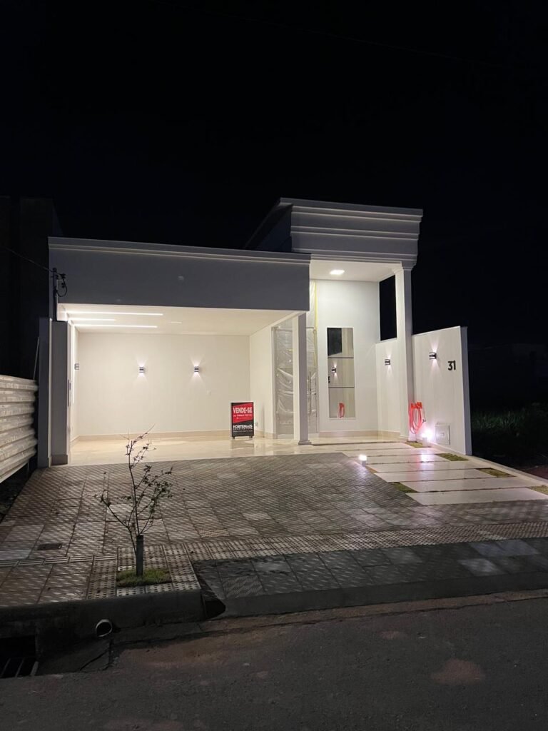Casa Villa Segura Provençal — Fachada iluminada com molduras, colunas e garagem coberta