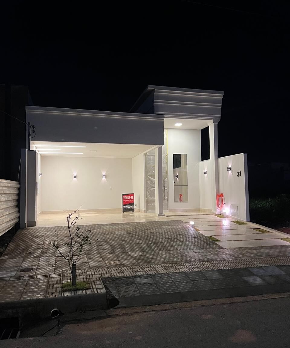 Casa Villa Segura Provençal — Fachada iluminada com molduras, colunas e garagem coberta