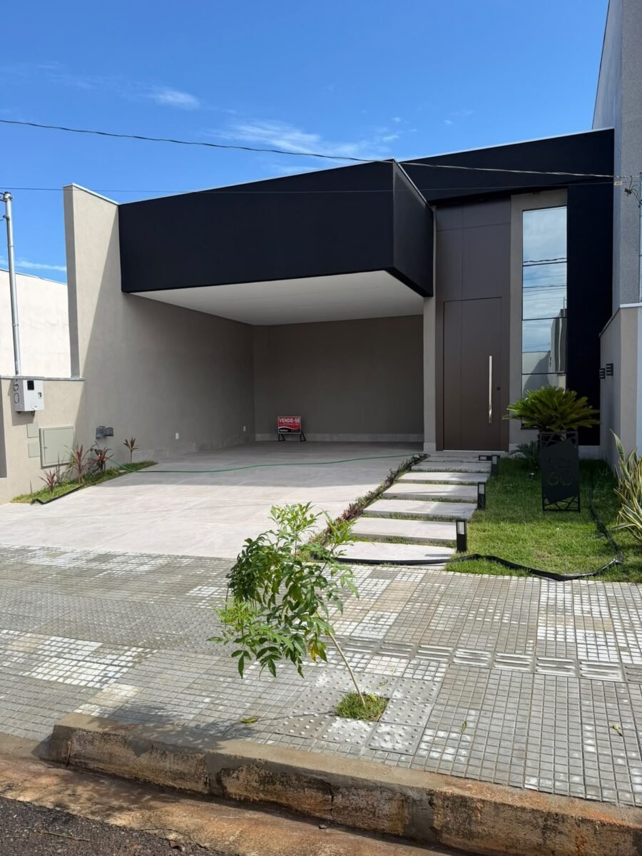 Villa Segura · Rua 02 — Fachada contemporânea com jardim e garagem coberta
