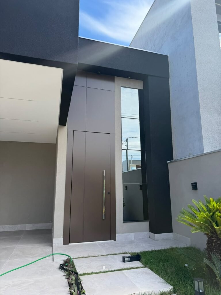 Villa Segura · Rua 02 — Entrada com porta ampla e painel vertical de vidro