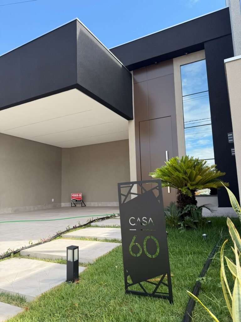 Villa Segura · Rua 02 — Jardim frontal e caminho de acesso à residência