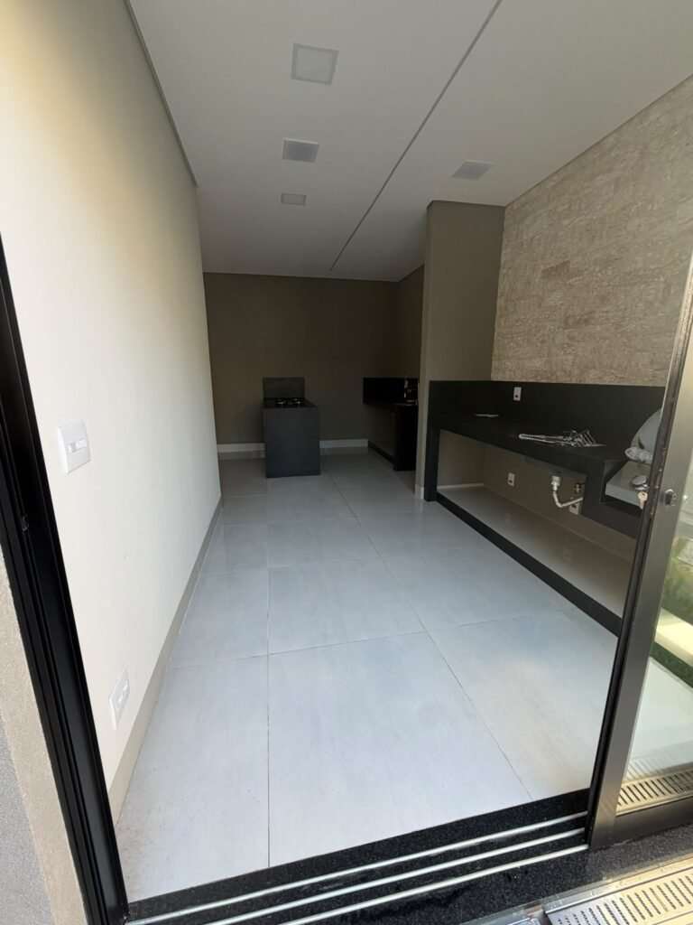 Villa Segura · Rua 02 — Espaço gourmet com bancada e revestimento texturizado