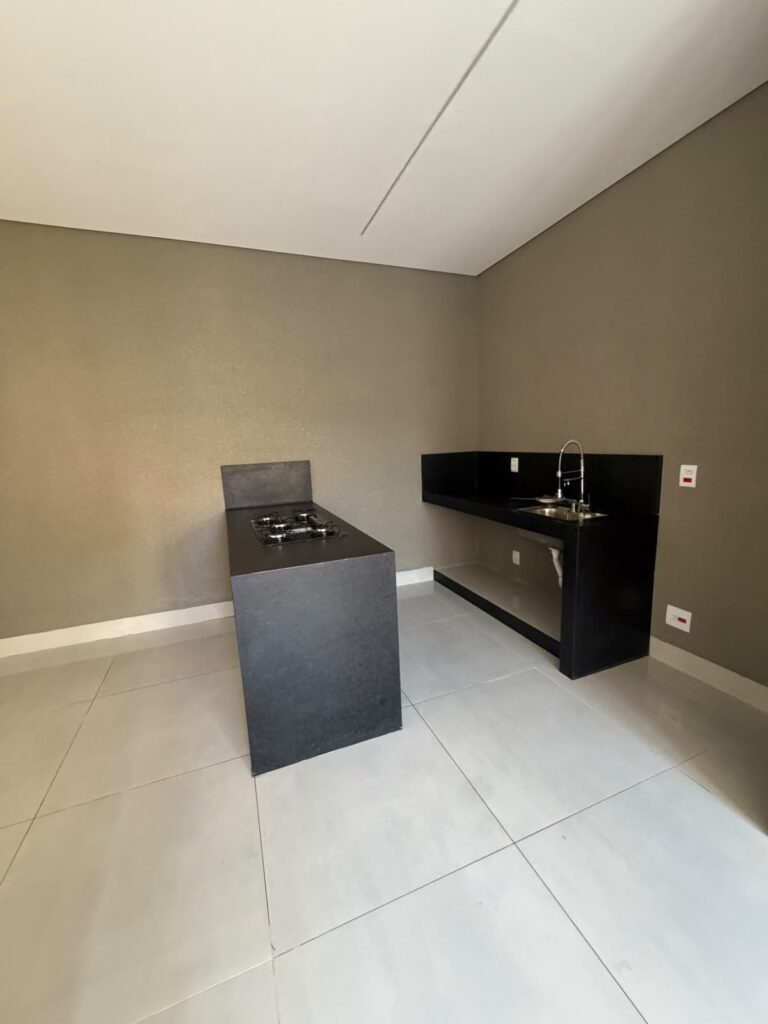 Villa Segura · Rua 02 — Cozinha com ilha, cooktop e bancada com cuba